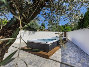 Plant, Wood, Sky, Shade, Rectangle, Vegetation, Outdoor Furniture, Twig, Landscape, Leisure