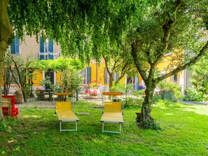Wasser, Gebäude, Daytime, Eigentum, Himmel, Fenster, Azurblau, Die Architektur, Baum, Urban Design