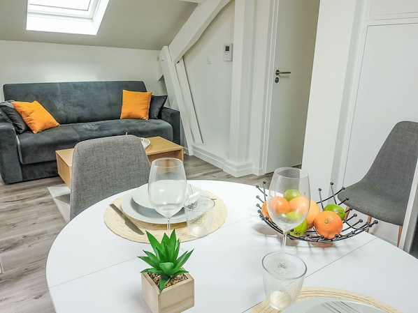 Table, Vaisselle, Meubles, Propriété, Plante, Vaisselle, Vert, Chaise, Canapé, Orange