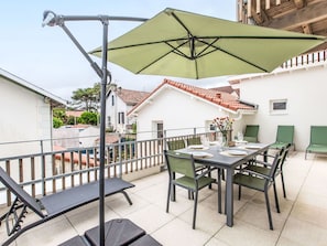 Bâtiment, Table, Meubles, Propriété, Ciel, Ombre, Plante, Bois, Mobilier De Jardin, Rectangle