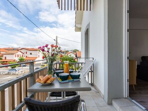 Blumentopf, Wolke, Pflanze, Gebäude, Himmel, Blume, Fenster, Stuhl, Veranda, Zimmerpflanze