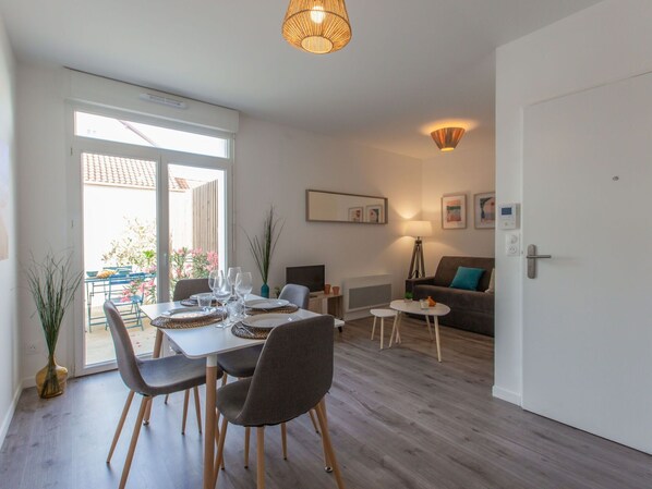 Eigentum, Möbel, Tabelle, Pflanze, Stuhl, Holz, Zimmerpflanze, Interior Design, Fussboden, Flooring