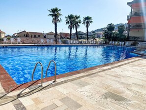 Sky, Water, Plant, Daytime, Property, Building, Swimming Pool, Azure, Nature, Architecture