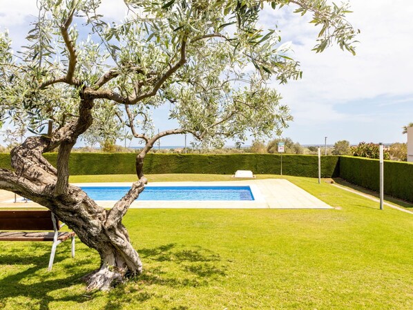L'Eau, Ciel, Bâtiment, Plante, Propriété, Bleu, Fenêtre, Bleu Azur, Piscine, Arbre