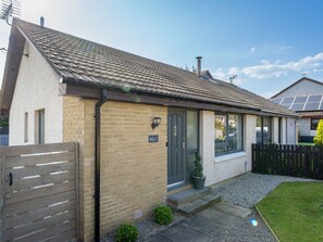 Plant, Building, Sky, Window, House, Door, Land Lot, Wood, Neighbourhood, Siding