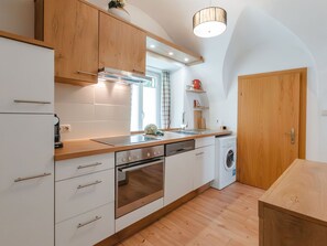 Cabinetry, Comptoir, Propriété, Tiroir, Robinet, Bois, Cuisinière, Bâtiment, Cuisine, Design Intérieur