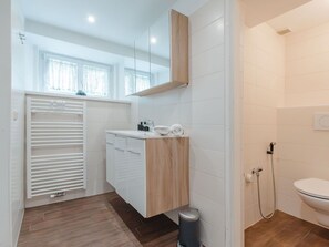 Propriété, Cabinetry, Salle De Bains, Luminaire Plomberie, Évier, Bâtiment, Design Intérieur, Bois, Sol