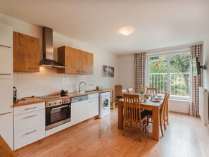 Cabinetry, Meubles, Comptoir, Fenêtre, Bois, Cuisinière, Table, Cuisine, Design Intérieur, Sol