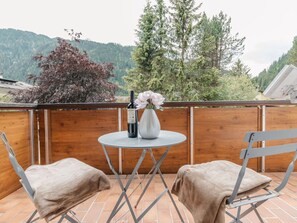 Pflanze, Möbel, Eigentum, Himmel, Baum, Holz, Tabelle, Gartenmöbel, Interior Design, Tisch Im Freien