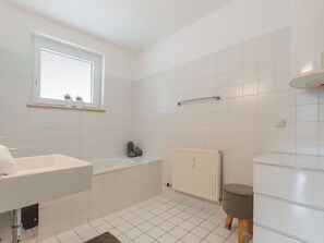 Eigentum, Gebäude, Armatur, Badezimmer, Fussboden, Flooring, Fenster, Sinken, Hartholz