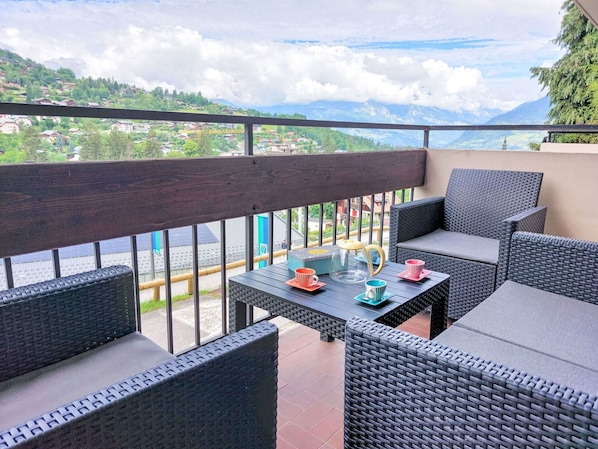 Aliments, Ciel, Table, Vaisselle, Montagne, Nuage, Plante, Meubles, Vert, Paysage Naturel