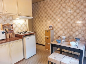 Sol, Principaux Appliance, Bois, Appareil De Cuisine, Cuisine, Sol, Design Intérieur, Pièce, Cabinetry, Électroménager