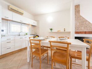 Meubles, Cabinetry, Comptoir, Propriété, Table, Cuisine, Bois, Chaise, Design Intérieur, Sol