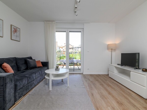 Meubles, Canapé, Plante, Bâtiment, Fenêtre, Éclairage, Confort, Bois, Cabinetry, Sol