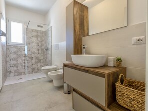 Armatur, Eigentum, Spiegel, Zapfhahn, Badezimmer, Bad Sink, Lila, Toilette, Toilleten Sitz, Beleuchtung