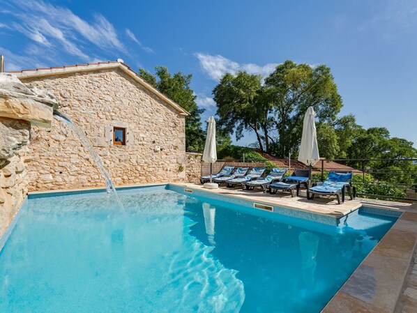 L'Eau, Nuage, Ciel, Propriété, Plante, Bâtiment, Piscine, Bleu Azur, Arbre, Maison