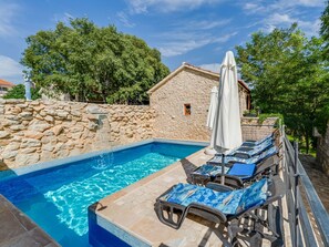 L'Eau, Ciel, Nuage, Propriété, Piscine, Bâtiment, Arbre, Plante, Mobilier De Jardin, Loisir