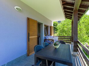 Eigentum, Pflanze, Tabelle, Fenster, Schatten, Stuhl, Holz, Interior Design, Veranda