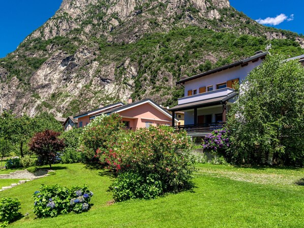 Pflanze, Himmel, Berg, Eigentum, Gebäude, Grün, Natur, Natürliche Landschaft, Haus, Baum