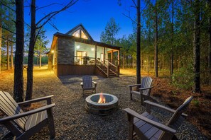 This serene forest escape is perfect for couples, friends and small families who are looking to unwind in nature while being close to Hochatown's top attractions.