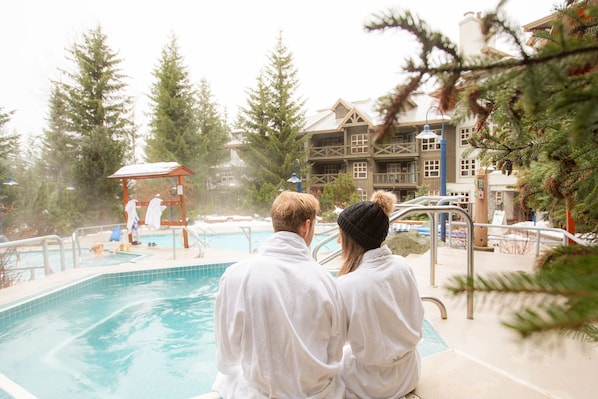 Hot tub + ski-in, ski-out access = your ideal winter retreat.