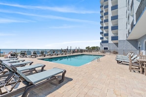 Outdoor Pool & Hot tub