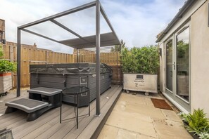 Tern Cottage, Burnham Market: The courtyard garden hot tub
