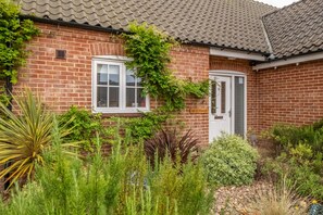 Hector's Hideaway, Wells-next-the-Sea: A modern, single-story coastal holiday home in the heart of Wells-next-the-Sea
