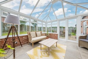 Hector's Hideaway, Wells-next-the-Sea: Conservatory with comfortable seating overlooking the garden