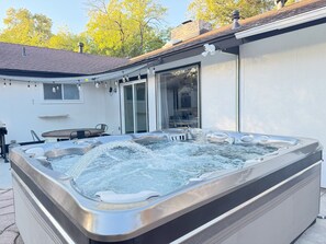 Oversized Caldera top of the line hot tub/ Spa That can fit 8 person comfortably