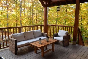 Grande terrasse privé avec mobilier et comptoir avec BBQ charbon