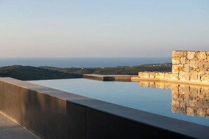 Building Exterior, Hot Tub, Outdoor, Pool, Scenic View
