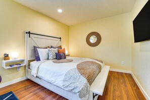 Studio | Queen Bed | Linens Provided | Open Floor Plan