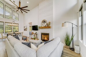 Living Room | Free WiFi | Smart TV | Gas Fireplace | Central A/C & Heating