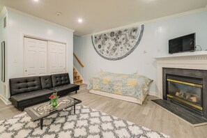 Studio | Foldaway King Bed | Free WiFi | Central A/C & Heat