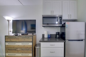 Kitchenette | Hot Plate | Complimentary Snacks