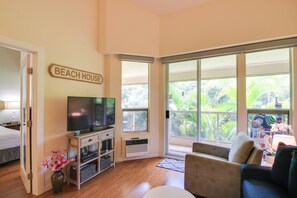 Living Room | Queen Sleeper Sofa | Free WiFi | Smart TV