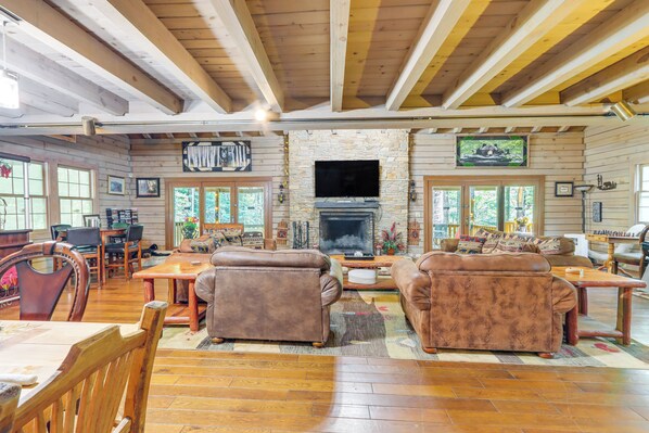 Ellijay Vacation Rental | 6BR | 3BA | 2,824 Sq Ft | 3 Steps to Enter