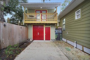 Welcome to the lighthouse apartment in the trees!