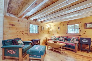 Sitting Area | Main Floor