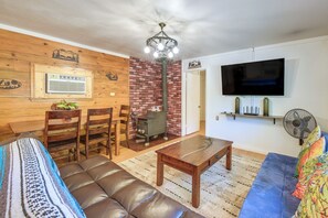 Living Room | 2 Full Futons | Free WiFi | Smart TV