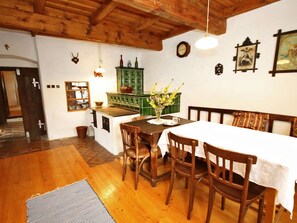 Habitación, Propiedad, Edificio, Mueble, Comedor, Diseño De Interiores, Mesa, Casa, Suelo, Madera Dura