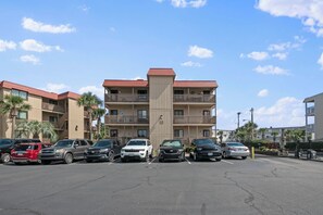 Ground Floor, Ocean Views Condo!