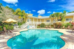 Lagoon style pool and jacuzzi, Siesta Key 2BR (shared)