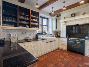 Cuisine, Comptoir, Cabinetry, Design Intérieur, Sol, Meubles, Appareil De Cuisine, Bois, Cuisinière, Principaux Appliance