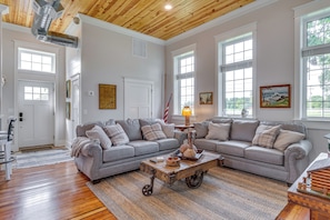 Living Room | Free WiFi | Central A/C & Heating