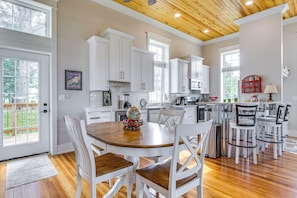 Dining Area & Kitchen