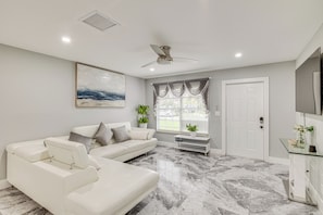 Living Room | Smart TV | Ceiling Fans