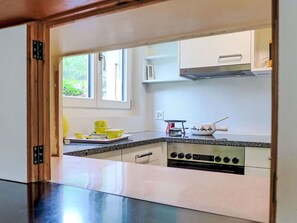Cabinetry, Countertop, Herd, Holz, Küche, Flooring, Fussboden, Spüle, Gasherd, Sinken
