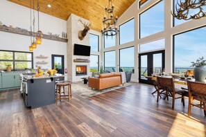 Floor-to-ceiling windows bring the panoramic views inside.